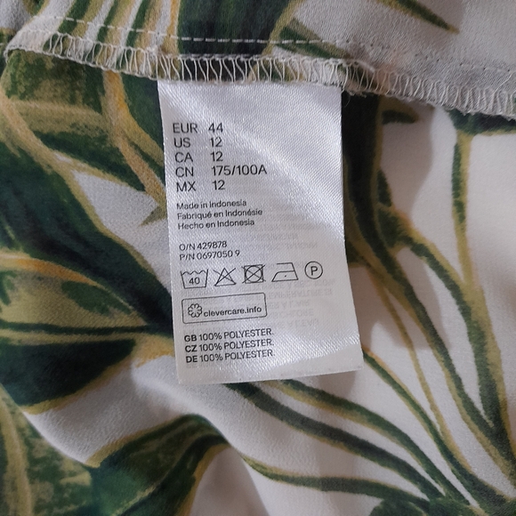 ● H&M | Sleeveless semi sheer Palm Leaf Botton Up - Picture 12 of 13
